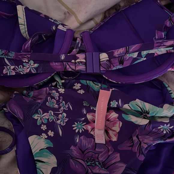 A set Victoria Secret. The top 89.00 and bottom 85.00 paid 160 for them both. - Picture 5 of 8